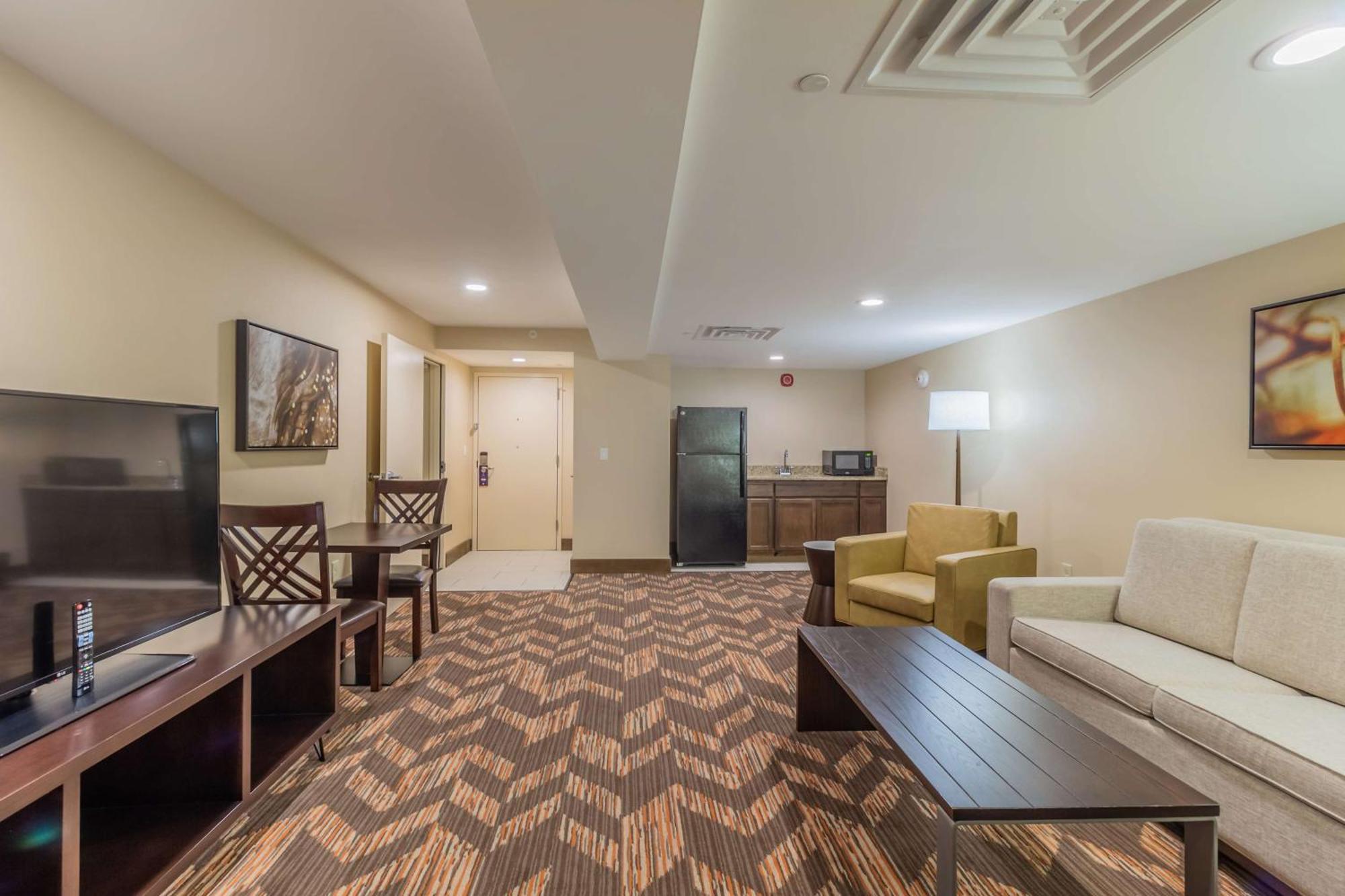Doubletree By Hilton Lawrence Hotel Exterior photo